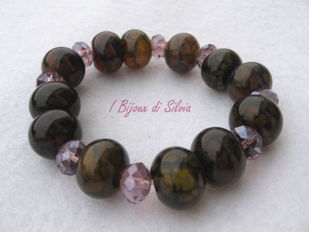 Bracciale con agata di fuoco striata nei toni del verde/marrone e cristalli cecoslovacchi violetta